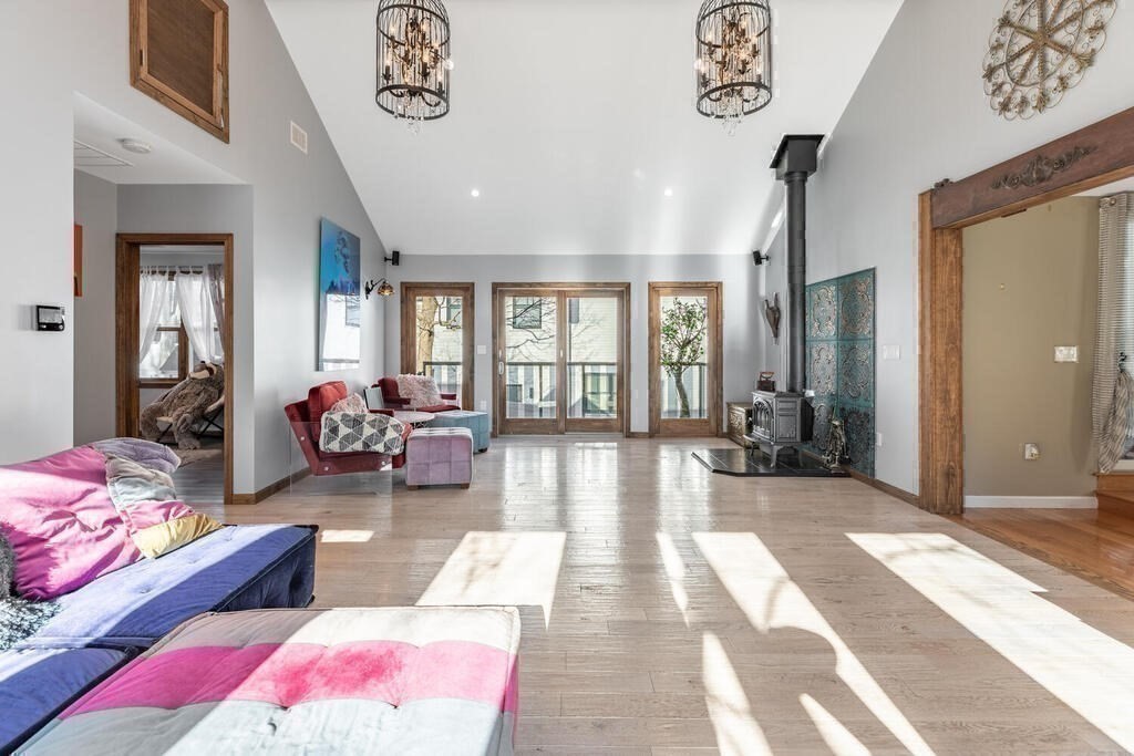 709 Hammond St, Chestnut Hill