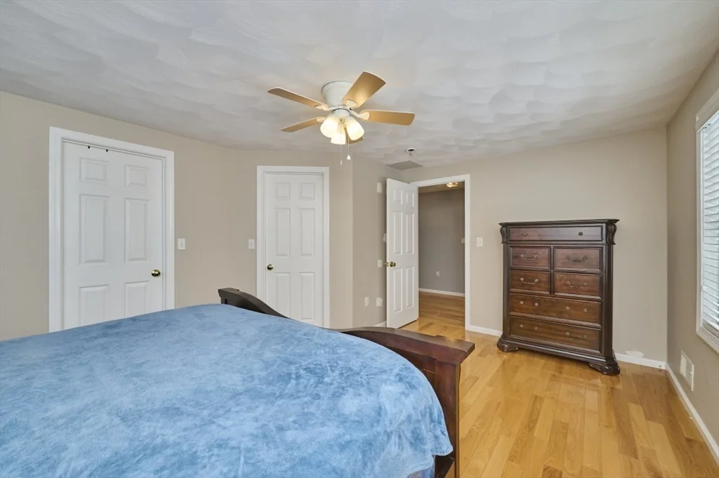 27 Cranberry Ln, Burlington