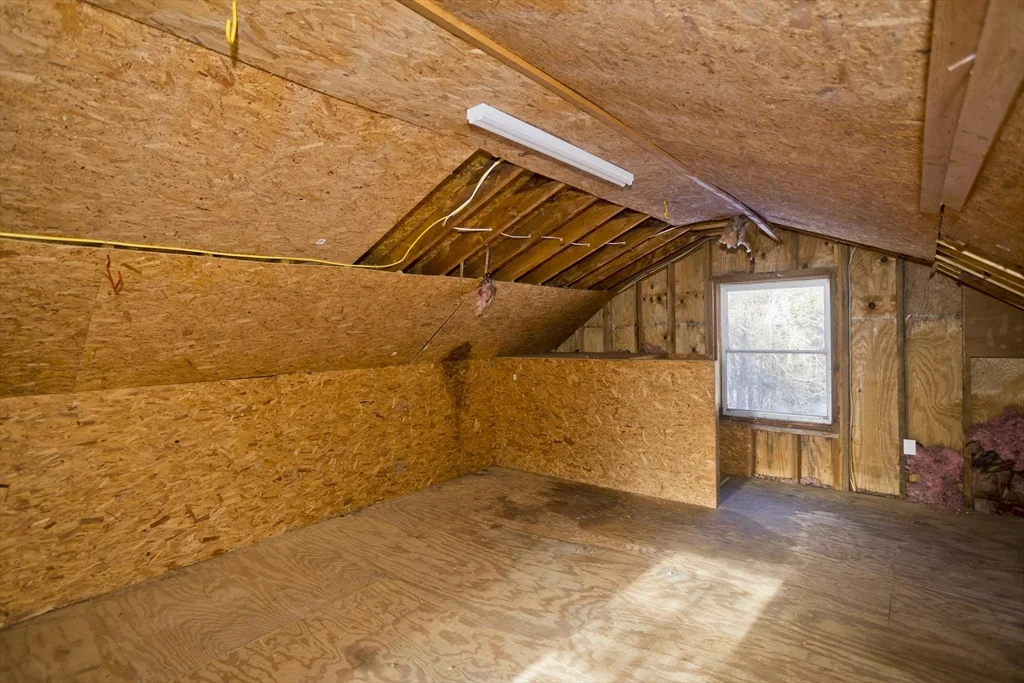 16 Knightville Dam Rd, Huntington