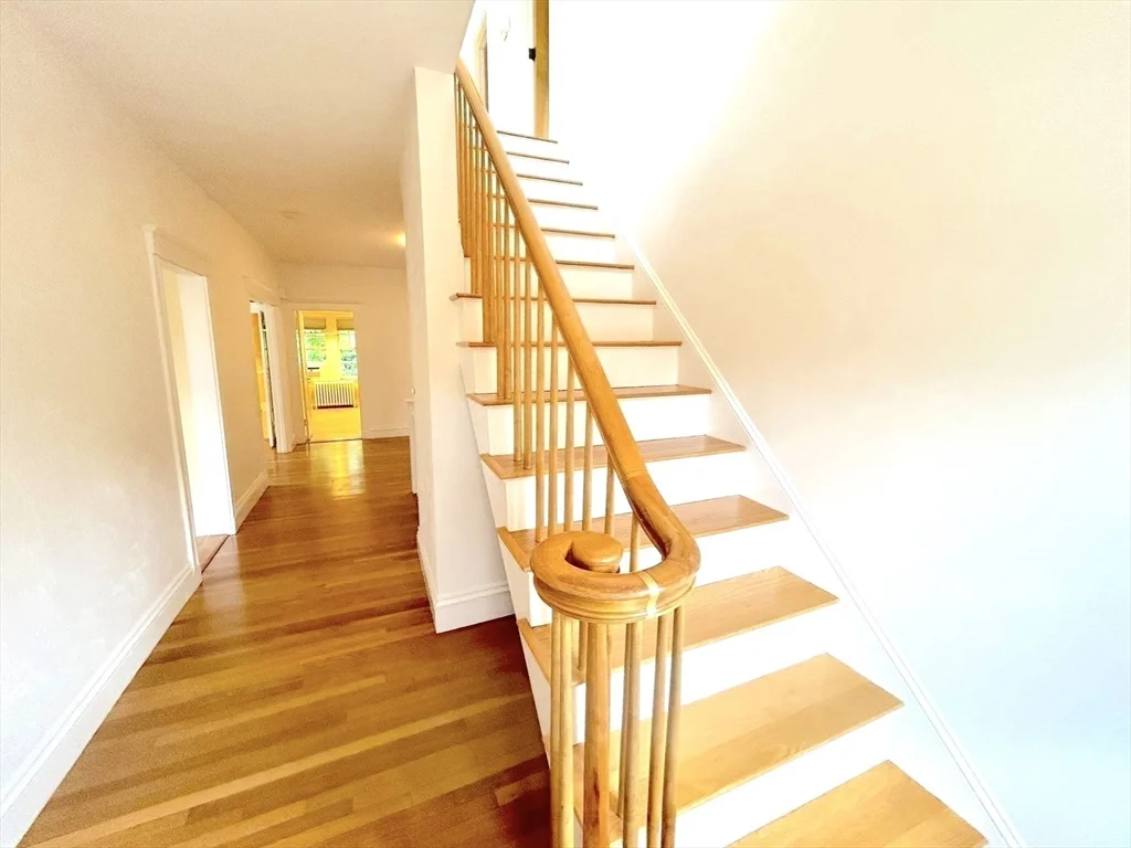 82 Stearns Rd, Longwood