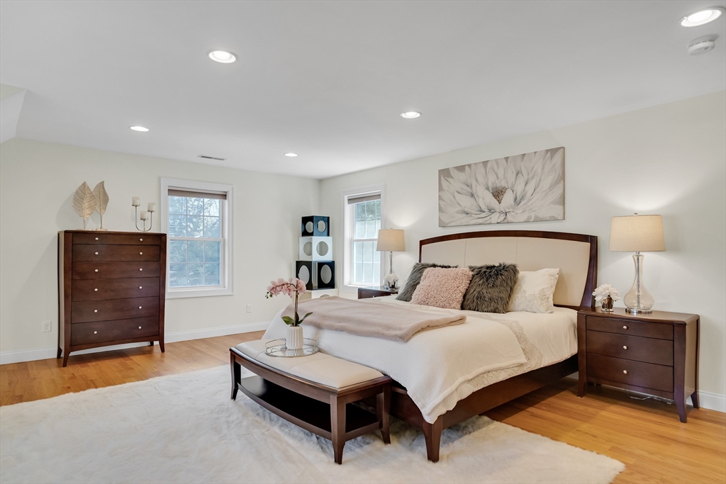 19 Bryn Mawr Rd, Wellesley