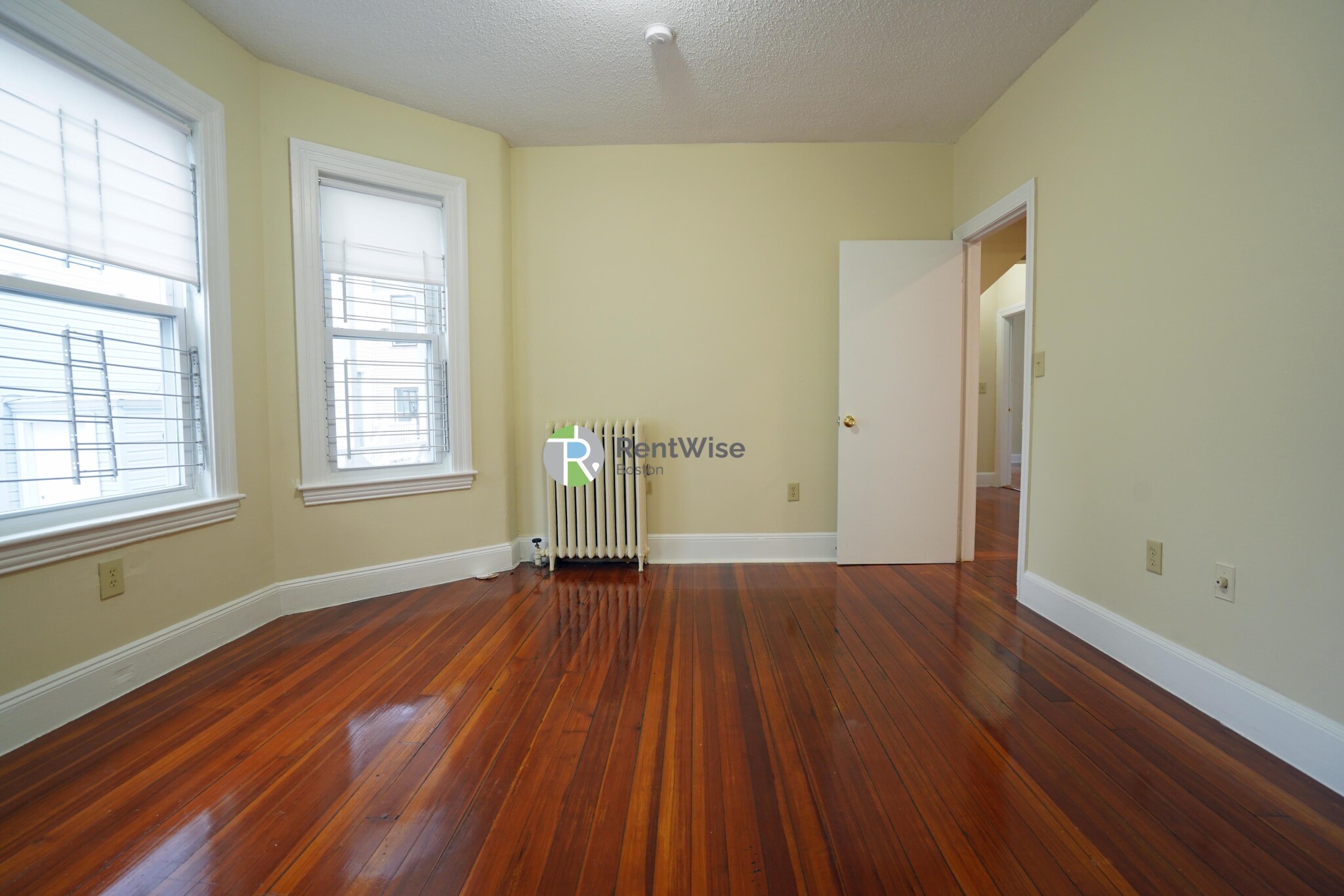 82 Robbins Pl, South Side