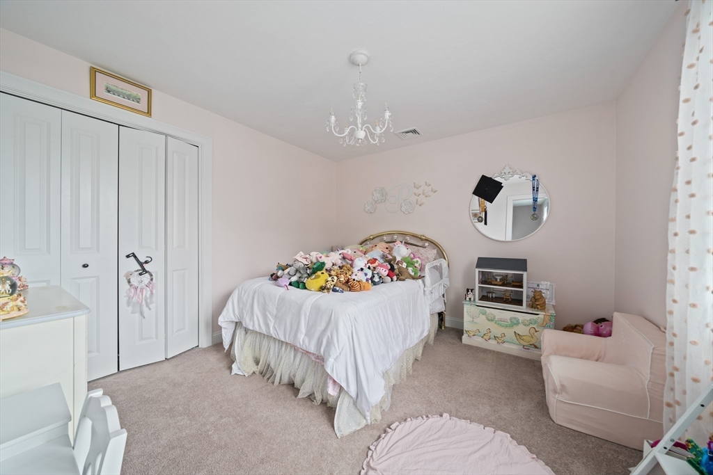 8 Old Field Way, Lakeville