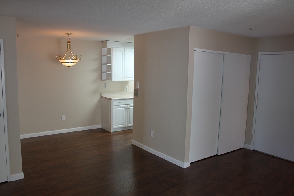 14 Village Green Ln, Natick