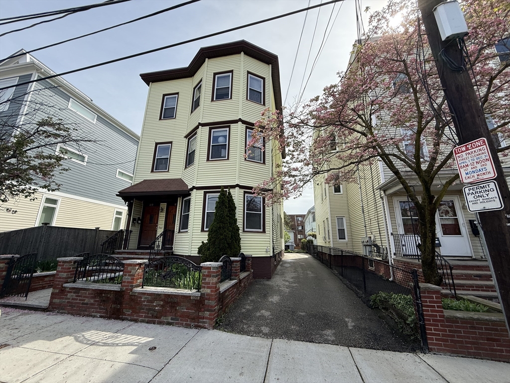 9 Rossmore St, Somerville