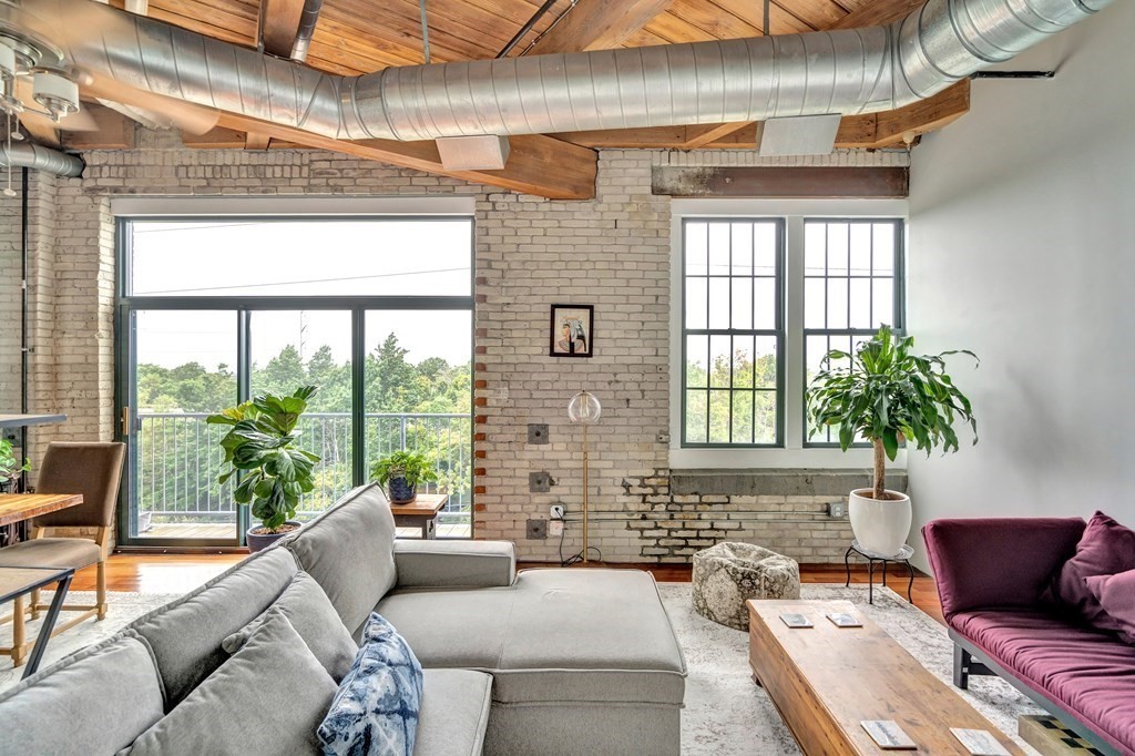 43 Charlton, Everett