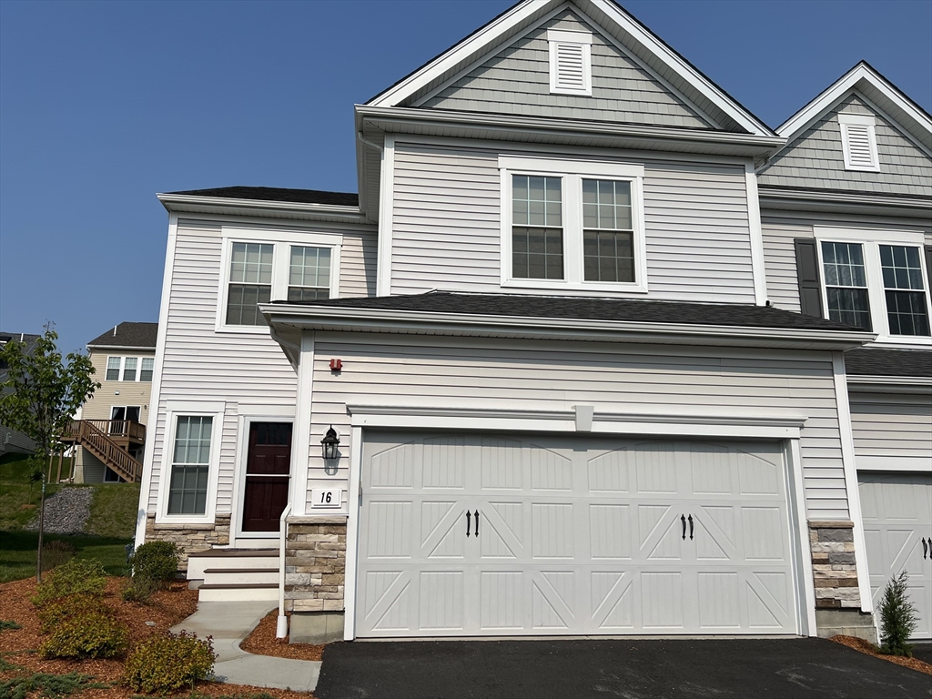 16 Poplar Ln, Hopkinton