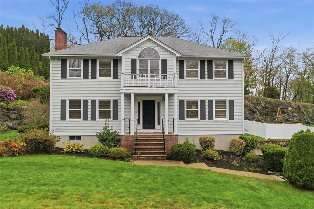 11 Roseanna Park Dr, Waltham