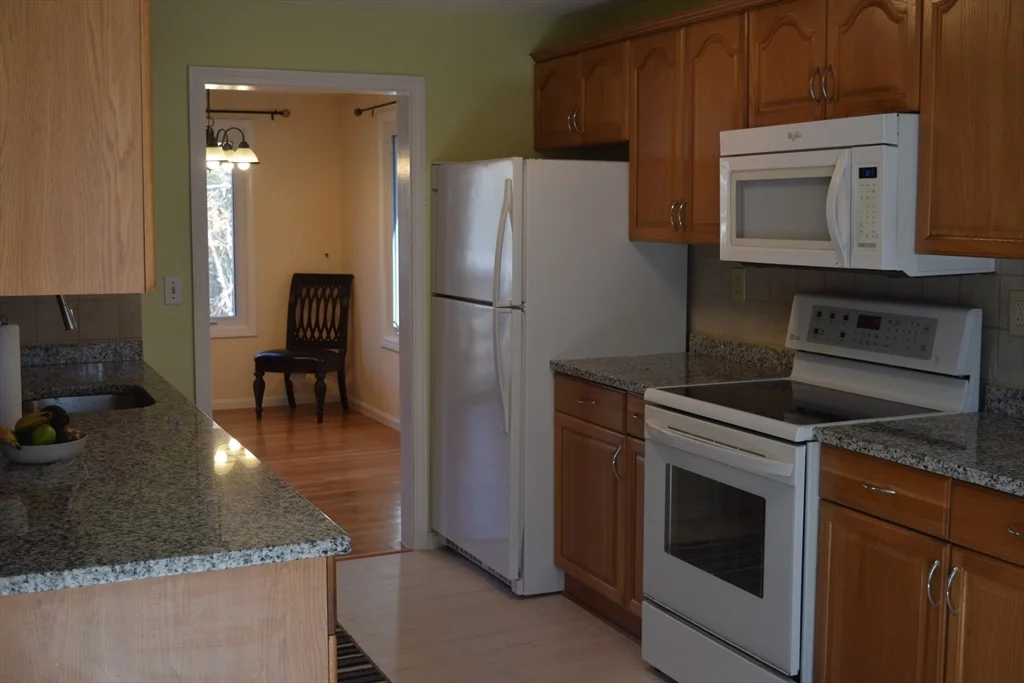 11 Hilltop Ln, Easton