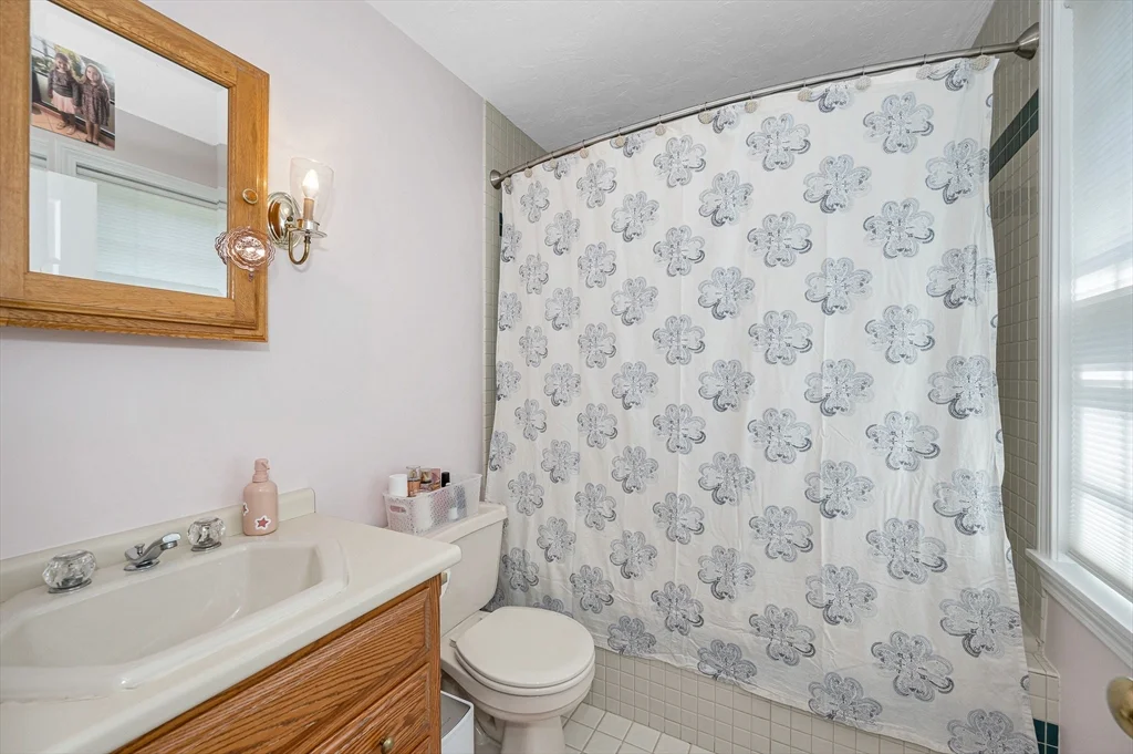 4 Nashoba Dr, Chelmsford