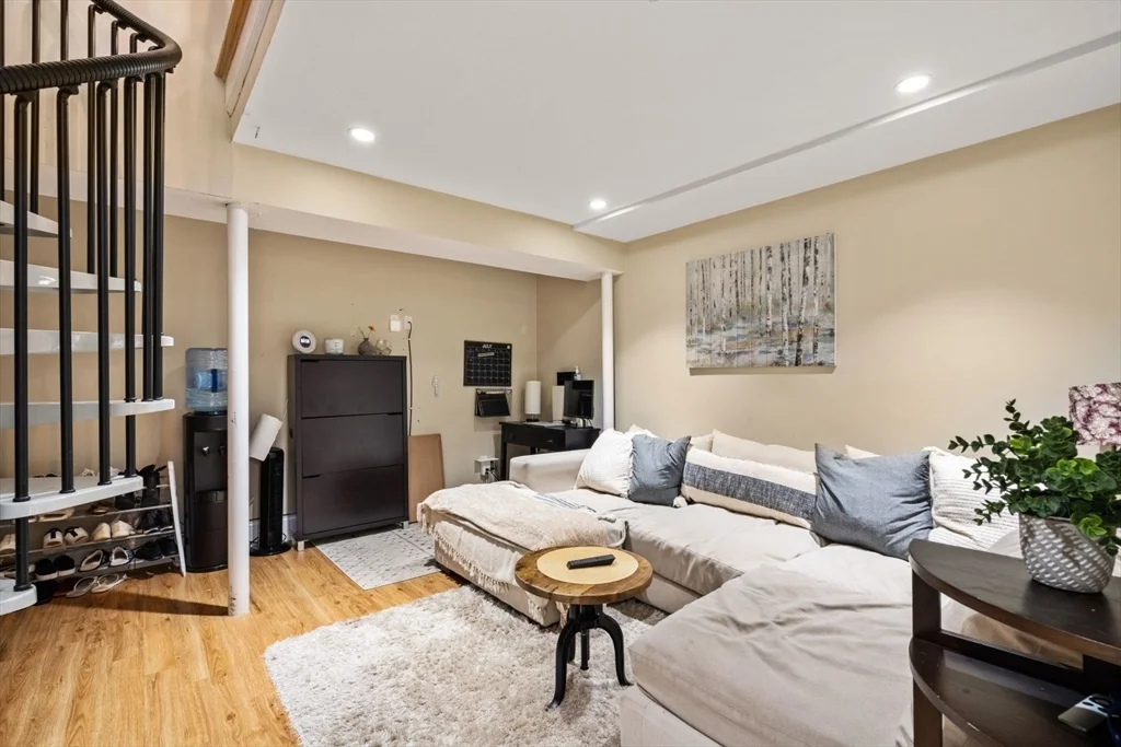 209 D St, South Boston