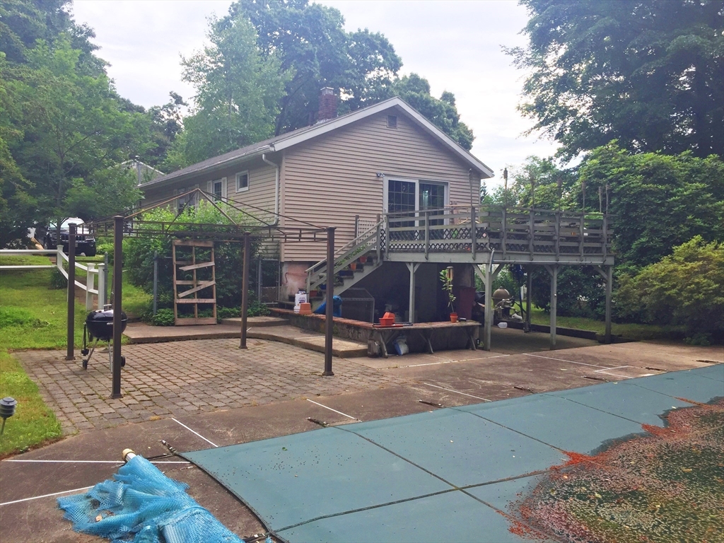 8 Castle Rd, Wayland