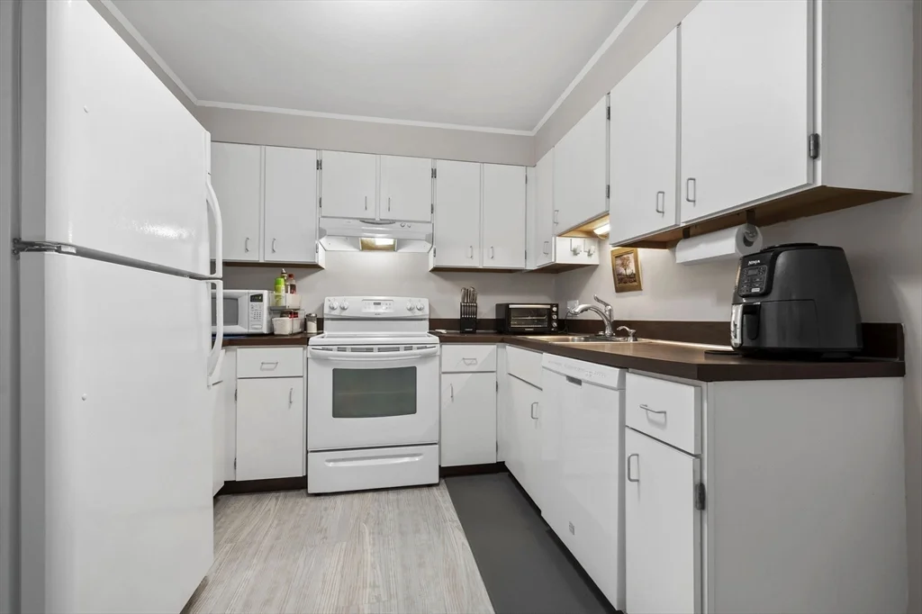 295 Lynn Shore Dr, Diamond District