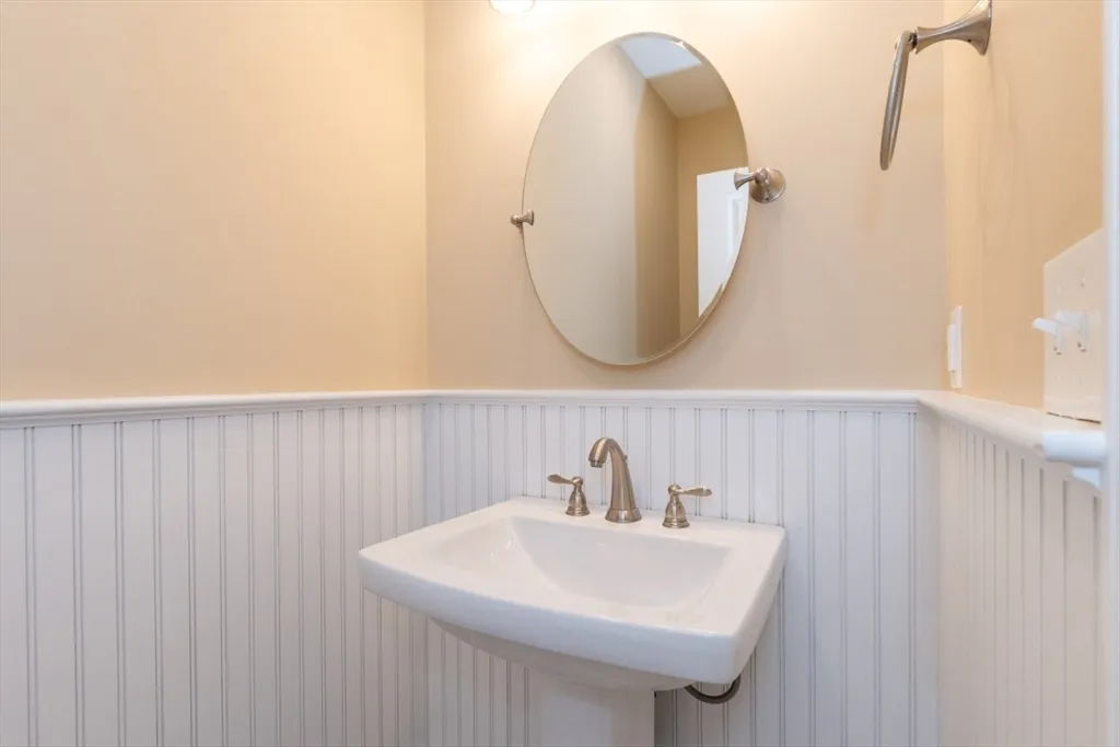 15 Hialeah Ln, Framingham