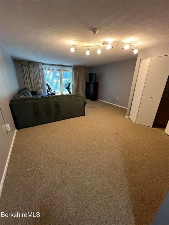 1 Rolling Hills, Lenox