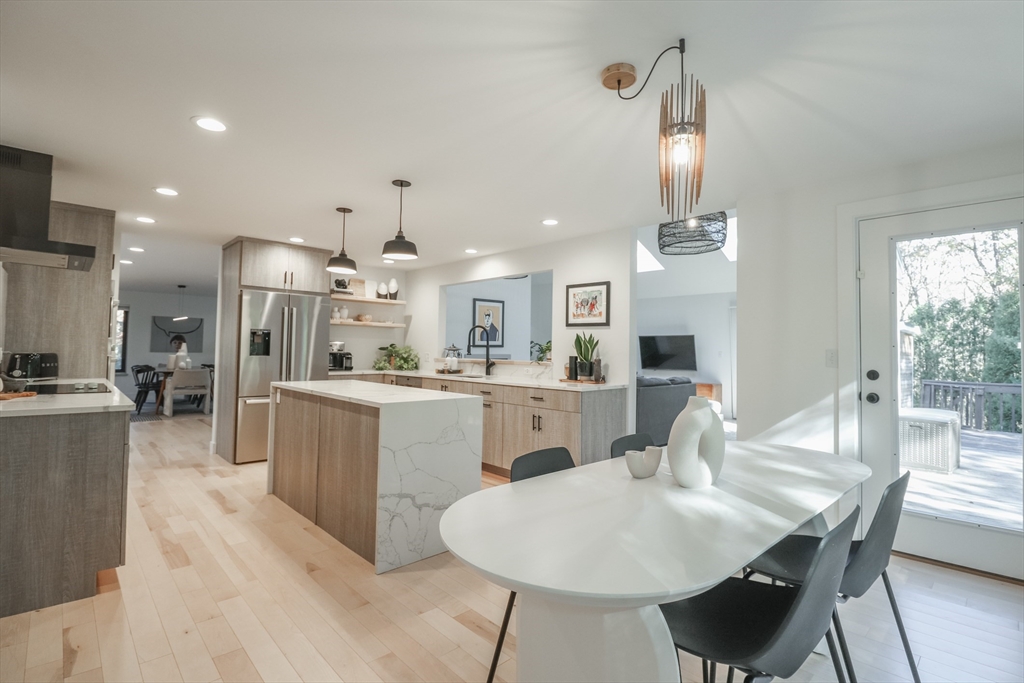 15 Thoreau Dr, Easton