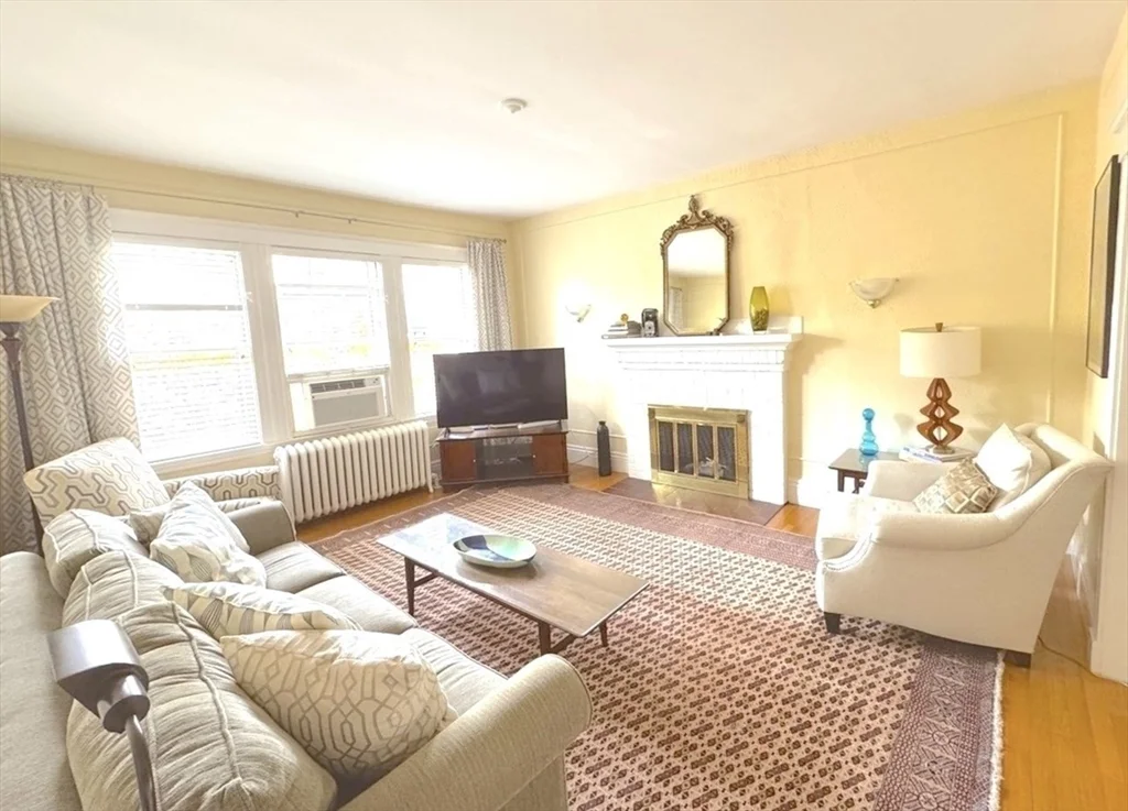 82 Stearns Rd, Longwood