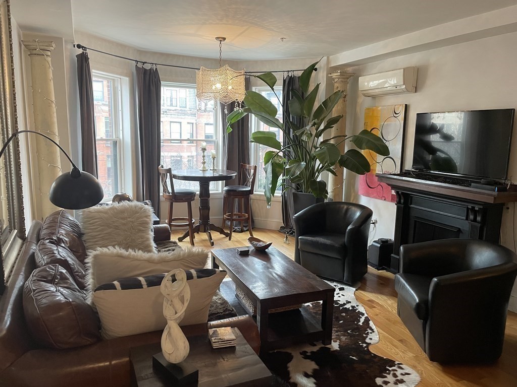 211 Newbury St, Back Bay