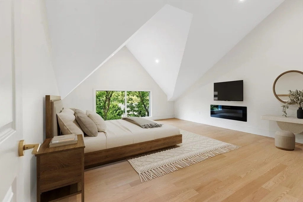 58 Chestnut St, Lynnfield