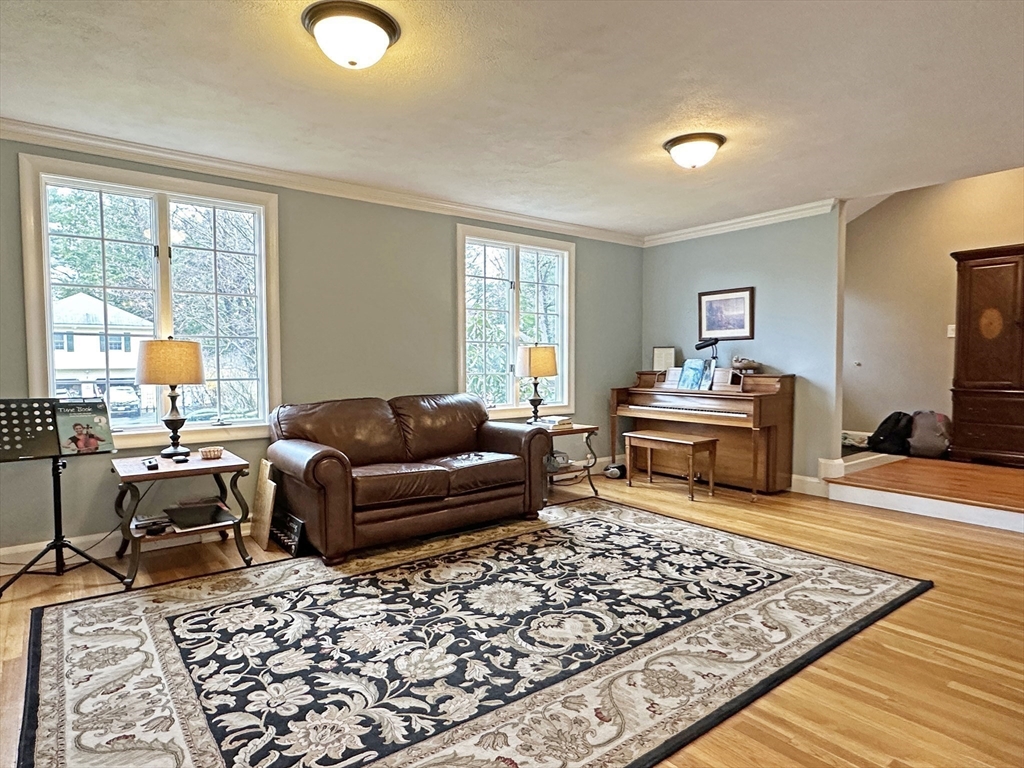 9 Lantern Rd, Belmont