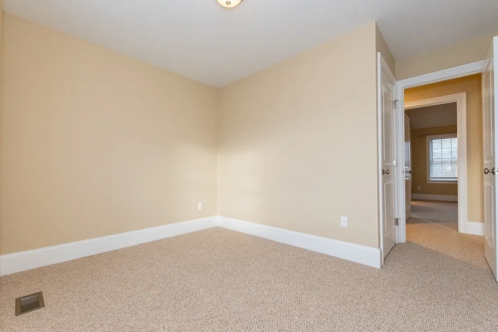 15 Hialeah Ln, Framingham