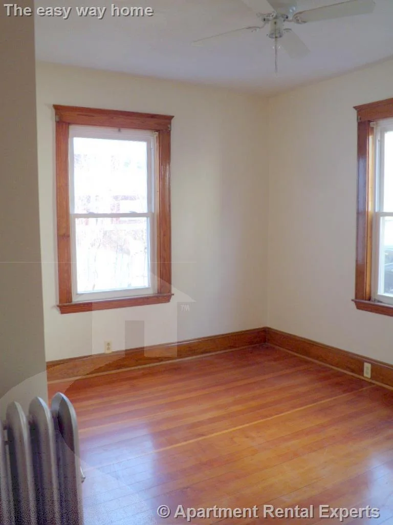 40 Kenmere Rd, Medford Square