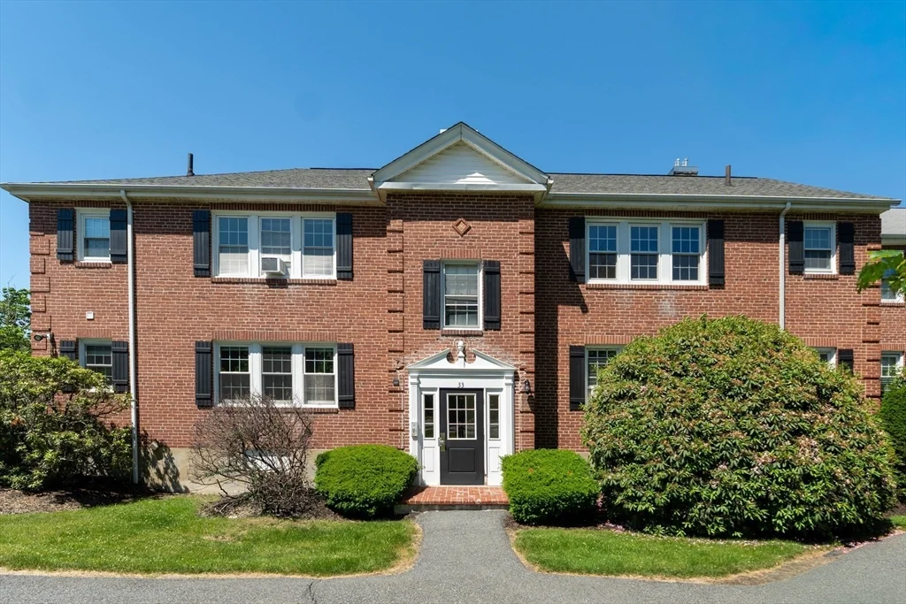 33 Hammond Pond Pkwy, Chestnut Hill