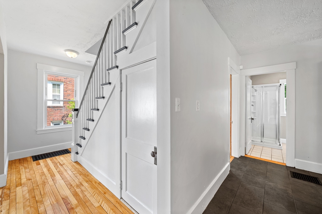 8 Beekman St, Fitchburg