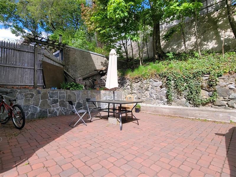 89 Cedar St, Powder House Square