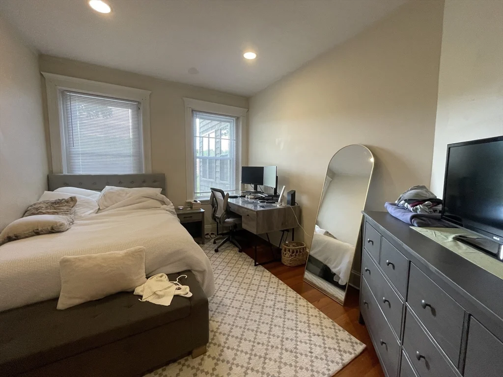 191 Winthrop Rd, Washington Square