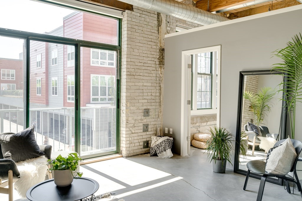 43 Charlton, Everett