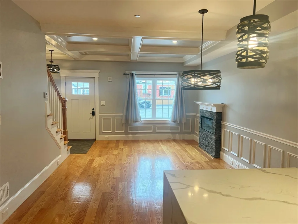 10 S Mason St, Salem
