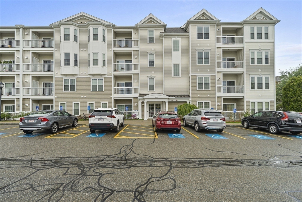 204 Clocktower Dr, Waltham