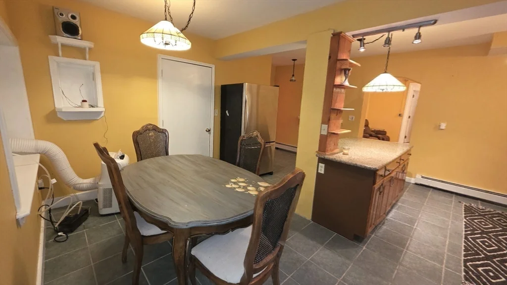 85 Burlingame, Charlton