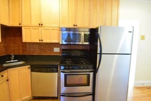 73 Thatcher St, Coolidge Corner
