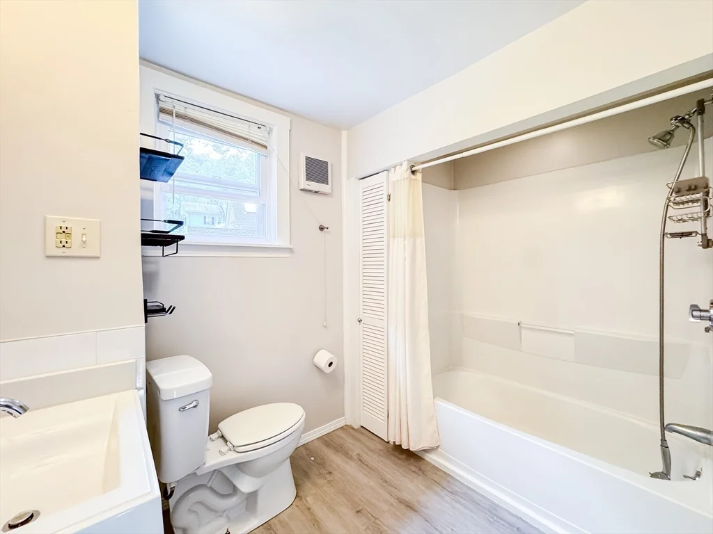 11 Maple Cir, Newton