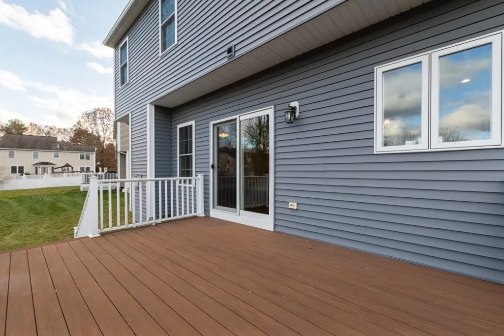 15 Hialeah Ln, Framingham