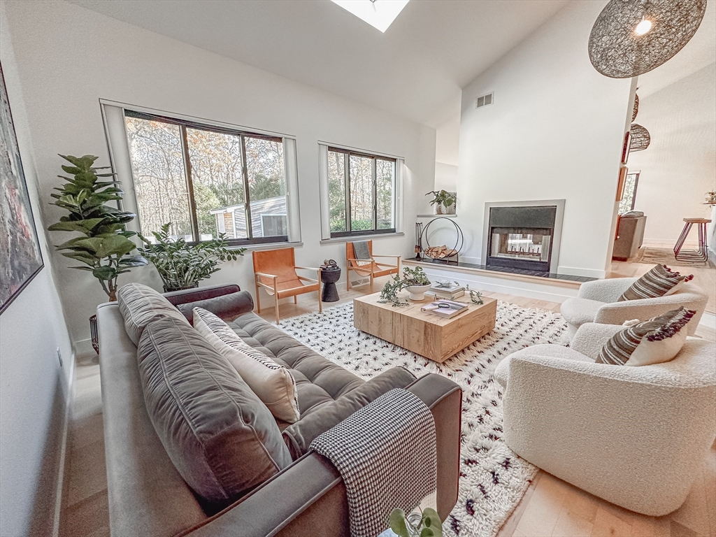 15 Thoreau Dr, Easton