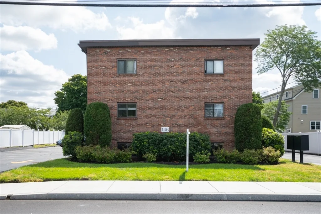 146 Willow St, Waltham