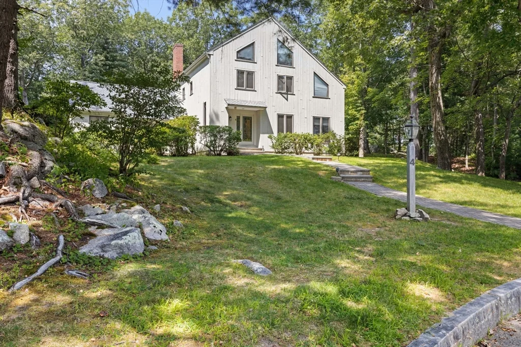 4 Crestview Ln, Milton