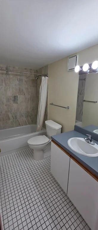 200 Ledgewood Dr, Stoneham