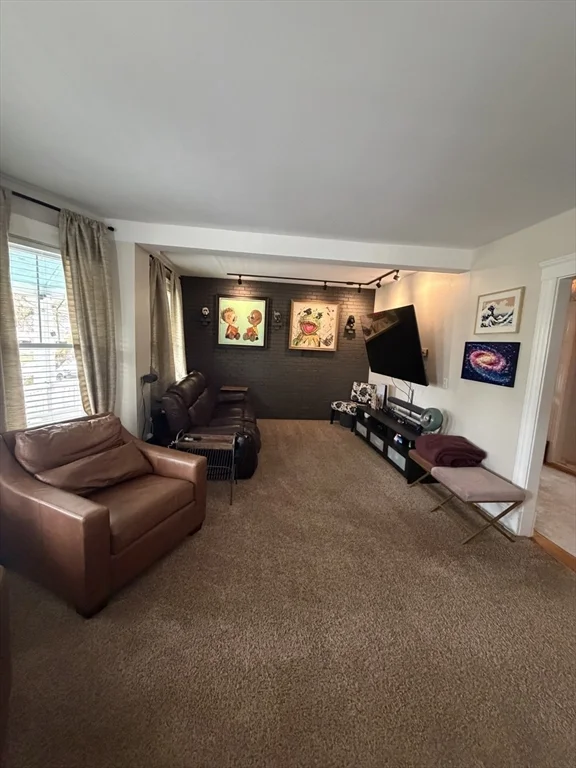 17 Daniels St, Hopedale