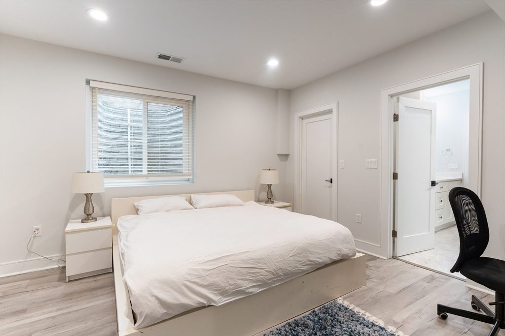 19 Shute Path, Newton Center