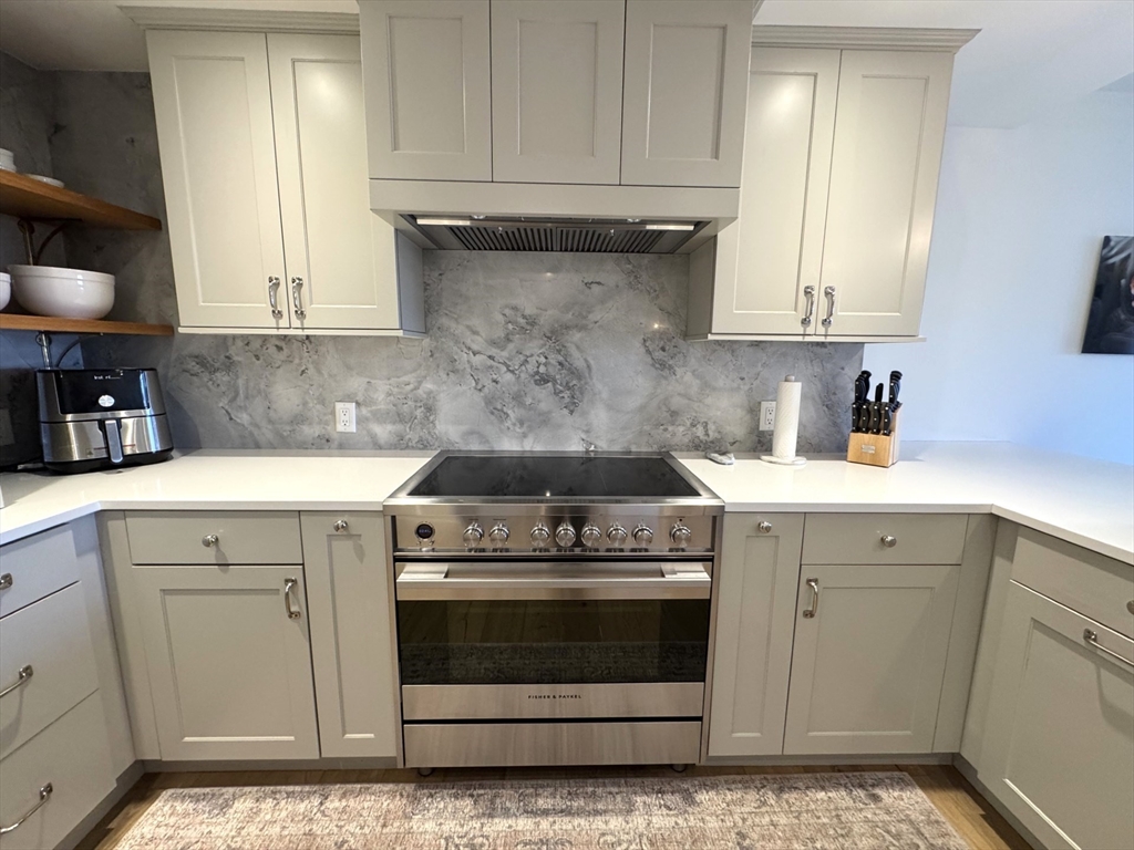 100 Ledgewood Dr, Stoneham