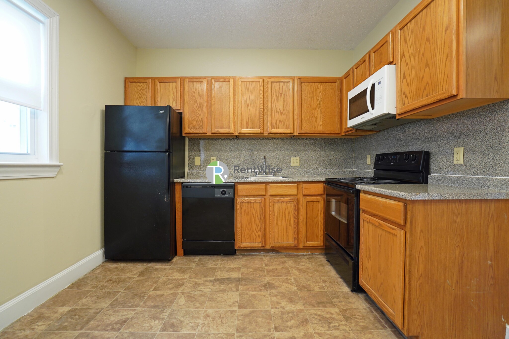 82 Robbins Pl, South Side