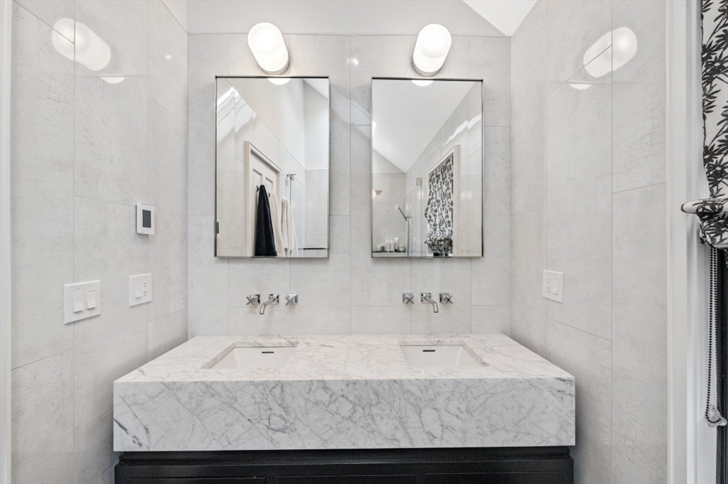 208 Windsor St, The Port