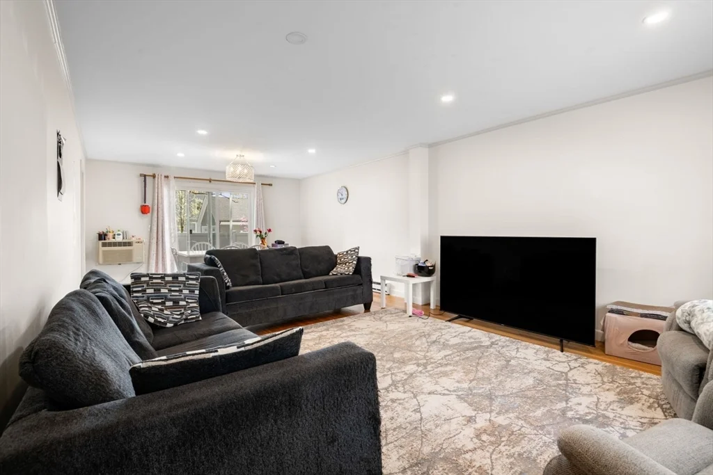 9 Town House Dr, Newtonville