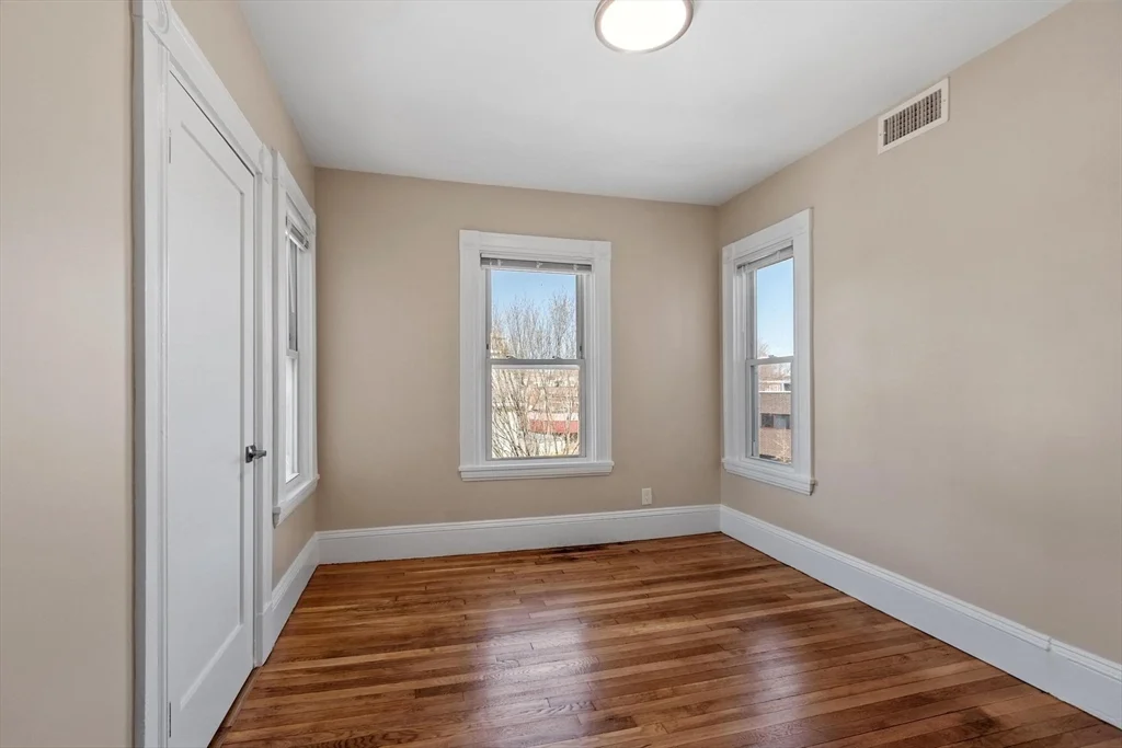 1590 Cambridge St, Mid-Cambridge