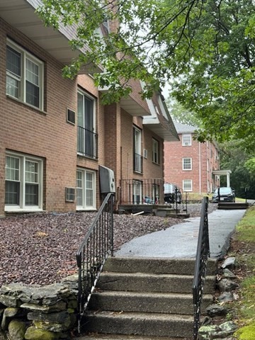 82 Boylston Ln, Lowell