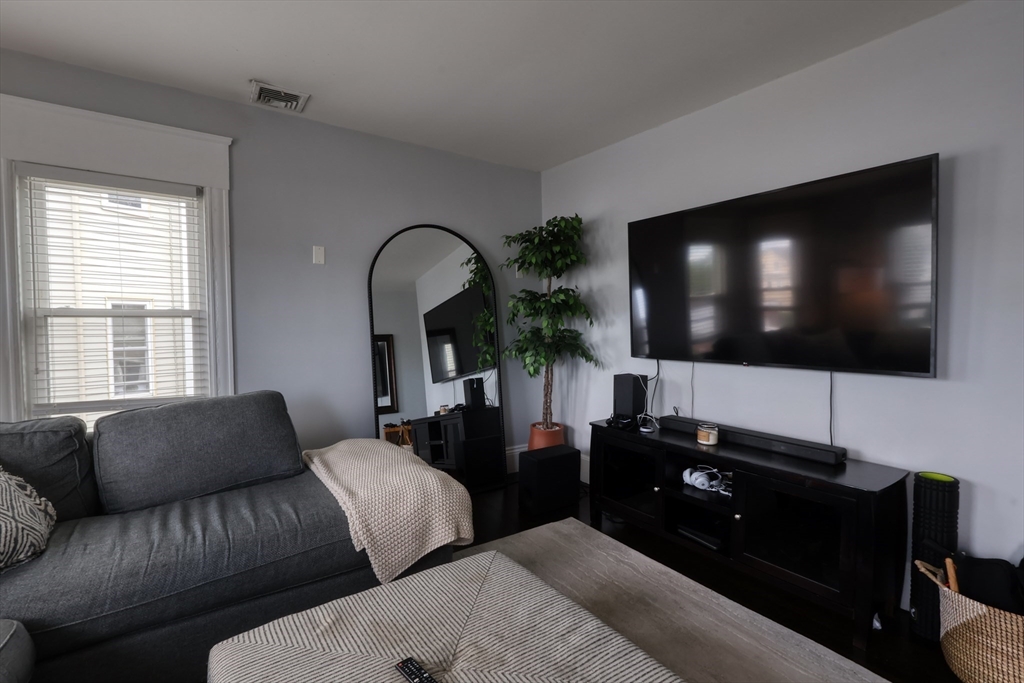 637 Broadway, Everett